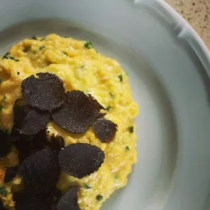 Brouillade d'œufs et sauce de truffe noire