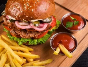 Burger et frites avec ketchup à la truffe d'été