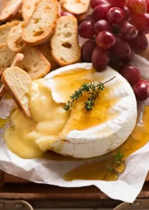 Camembert rôti au miel de truffe d'été