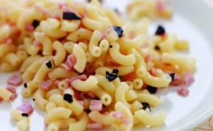 Coquillettes avec copeaux de truffe d'été et jambon