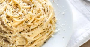 Fettucini à la sauce de Pecorino poivré à la truffe d'été