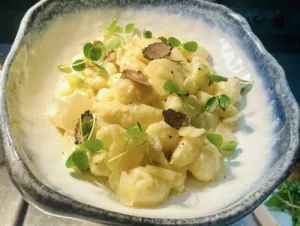 Gnocchis à la sauce de pecorino Romano et truffe noire