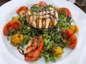 Salade italienne et vinaigre balsamique à la truffe blanche